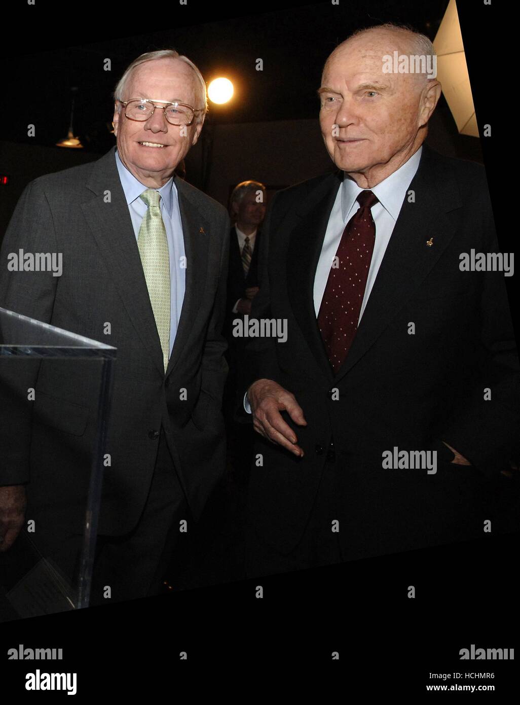 NASA-Administrator Michael Griffin überreichte die NASA Ambassadors of Exploration Auszeichnung an Neil Armstrong (links) auf 18. April 2006 in Cincinnati, Ohio. Rechts ist die ehemalige Preisträger John Glenn. Armstrong erhielt die Auszeichnung, die ein Mondgestein zu erkennen, die Opfer und die Hingabe der Astronauten und andere, die waren Teil der Mercury, Gemini und Apollo-Programme enthält. Ein ehemaliger Marineflieger, NASA-Testpilot und Kommandant von Apollo 11, wurde Armstrong der erste Mensch, der jemals ein Raumschiff auf dem Mond und der erste Schritt auf dem Mond landen. Armstrongs Award erscheint die Cinci Stockfoto