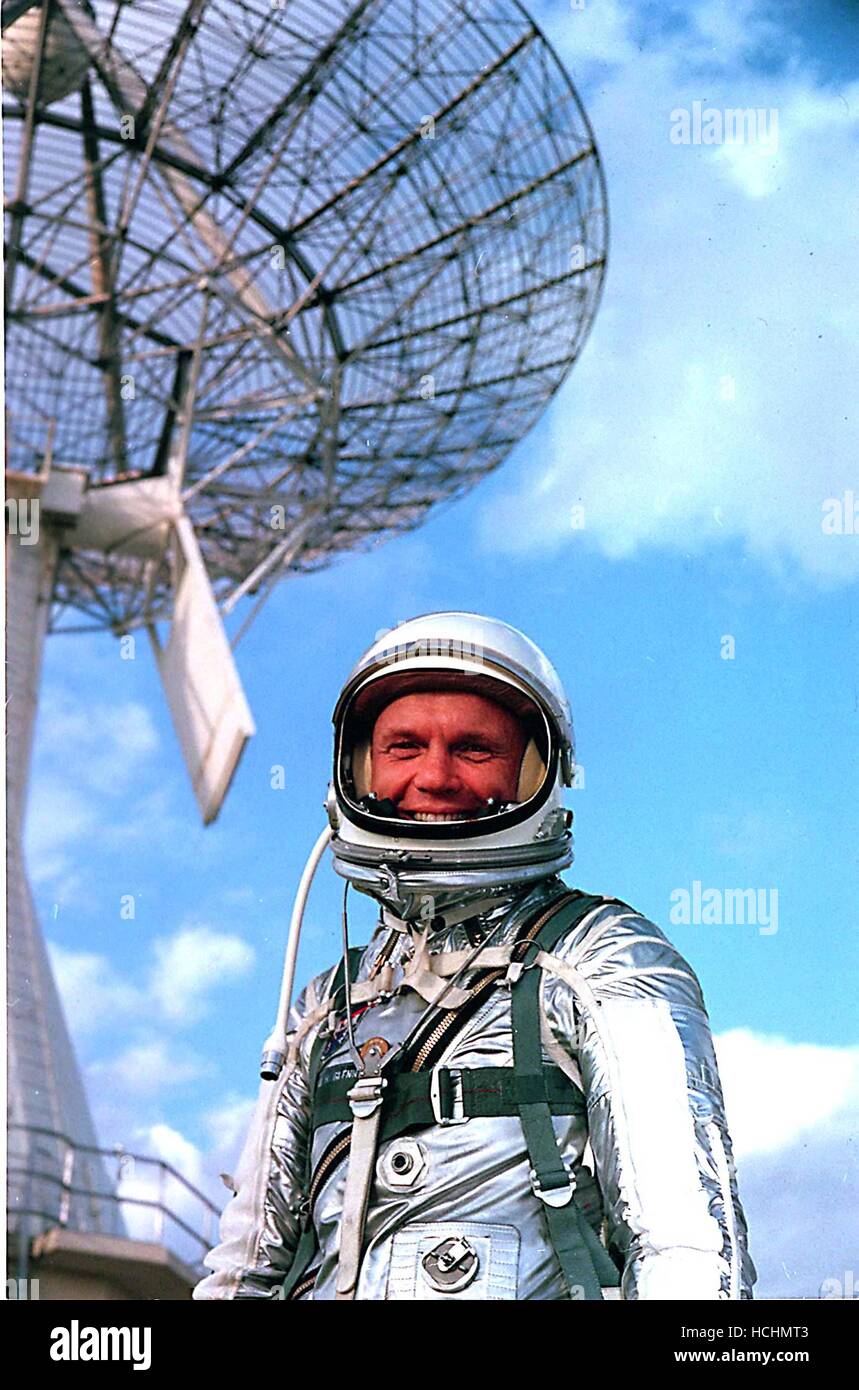 Astronaut John H. Glenn Jr., abgebildet im Januar 1962 ist in einer Ausbildung Version von Mercury Raumanzug, während einer Pause von der Ausbildung für die MA-6-Mission starten an Bord der Sonde Friendship 7 gekleidet. Credit: NASA über CNP /MediaPunch Stockfoto
