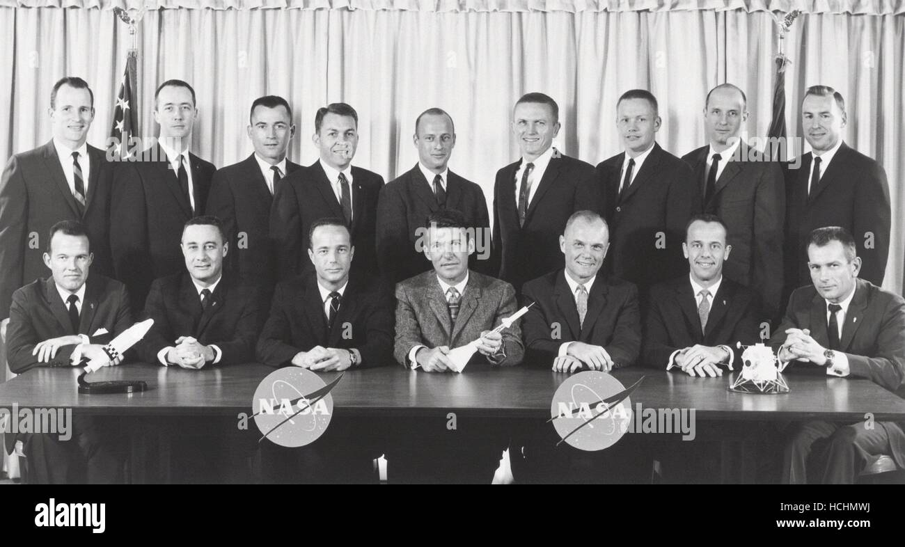 Original 7 Astronauten posieren für ein Gruppenfoto mit der zweiten Gruppe von Astronauten in Washington, DC am 1. März 1963. Vordere Reihe sitzend sind die ursprünglichen 7 Astronauten, von links nach rechts: L. Gordon Cooper, Jr., Virgil I. Grissom, M. Scott Carpenter, Walter M. Schirra, Jr., John H. Glenn, Jr., Alan B. Shepard, Jr., und Donald K. Slayton alle 1959 ausgewählt. Die hintere Reihe stehen die zweite Gruppe von Astronauten, von links nach rechts: Edward H. White, II, James A. McDivitt, John W. Young, Elliott M. Sehen Sie, Jr., Charles Conrad, Jr., Frank Borman, Neil A. Armstrong, Thomas P. Stafford und James A. Lovell, Stockfoto