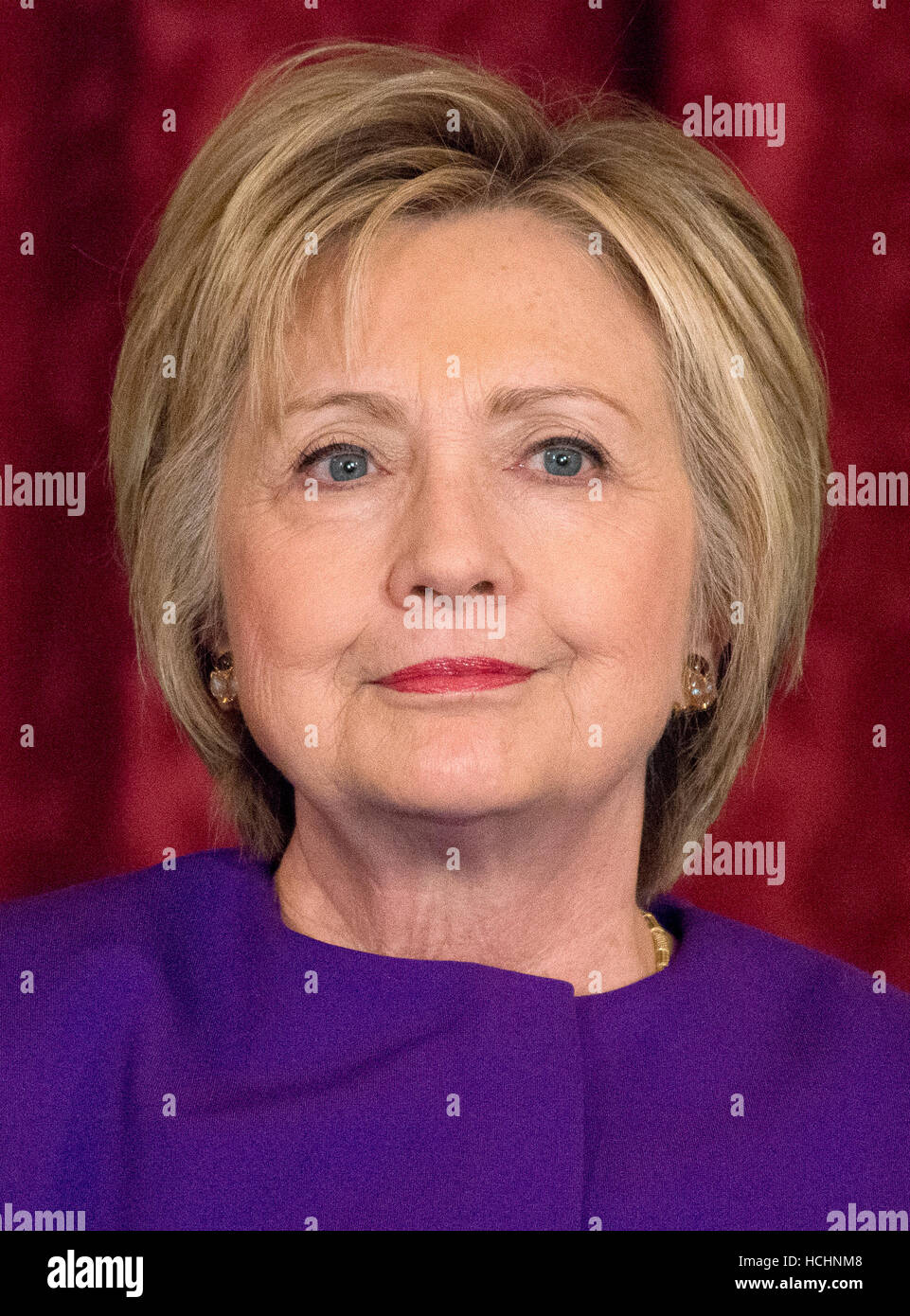 Washington DC, USA. 8. Dezember 2016. Ehemaliger Vereinigte Staaten Staatssekretär Hillary Clinton besucht die Zeremonie, wo das offizielle Porträt von US Senate Minority Leader Harry Reid (Demokrat von Nevada) auf dem Kennedy-Caucus-Zimmer auf dem Capitol Hill in Washington, DC auf Donnerstag, 8. Dezember 2016 vorgestellt werden soll. Bildnachweis: MediaPunch Inc/Alamy Live-Nachrichten Stockfoto