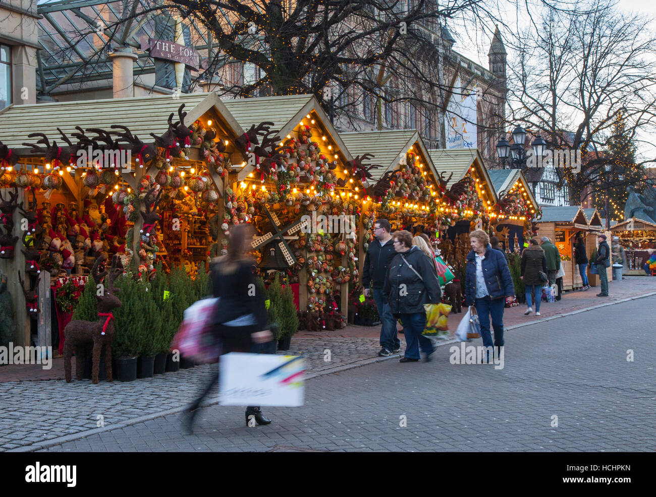 Chester, Cheshire, UK. UK Wetter. 8. Dezember 2016. Barmy Temperaturen von 15 C bringen die Käufer. Christmas shopping in vollem Gange in den teuren Einzelhandel der Innenstadt. Spät in der Nacht öffnen für Markthändler und ein Mid-Winter Festival Parade sorgt für eine fast außergewöhnliche kaufen Frenzy. Credit: MediaWorldImages/Alamy leben Nachrichten Stockfoto