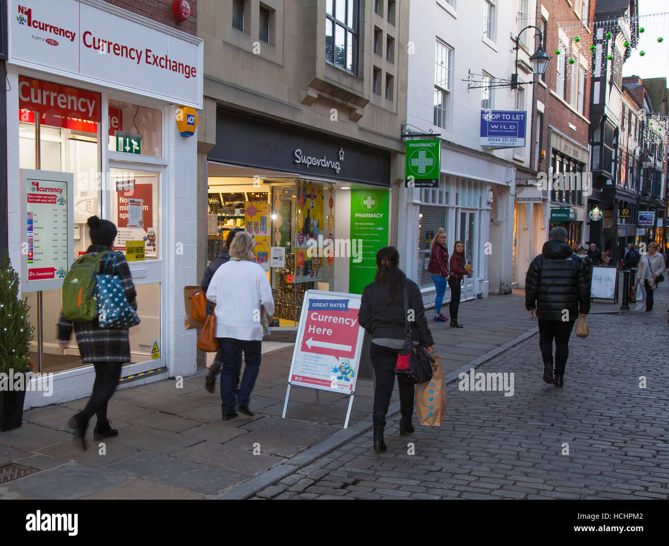 Chester, Cheshire, UK. Großbritannien Wetter. 8. Dezember 2016. Barmy Temperaturen von 15C bringen die Käufer. Weihnachts-shopping in den teuren Einzelhandel der Innenstadt in vollem Gange. Spät in die Nacht geöffnet und eine mitten im Winter Festival Parade sorgt für einen fast außergewöhnlichen Kaufrausch. Bildnachweis: MediaWorldImages/Alamy Live-Nachrichten Stockfoto
