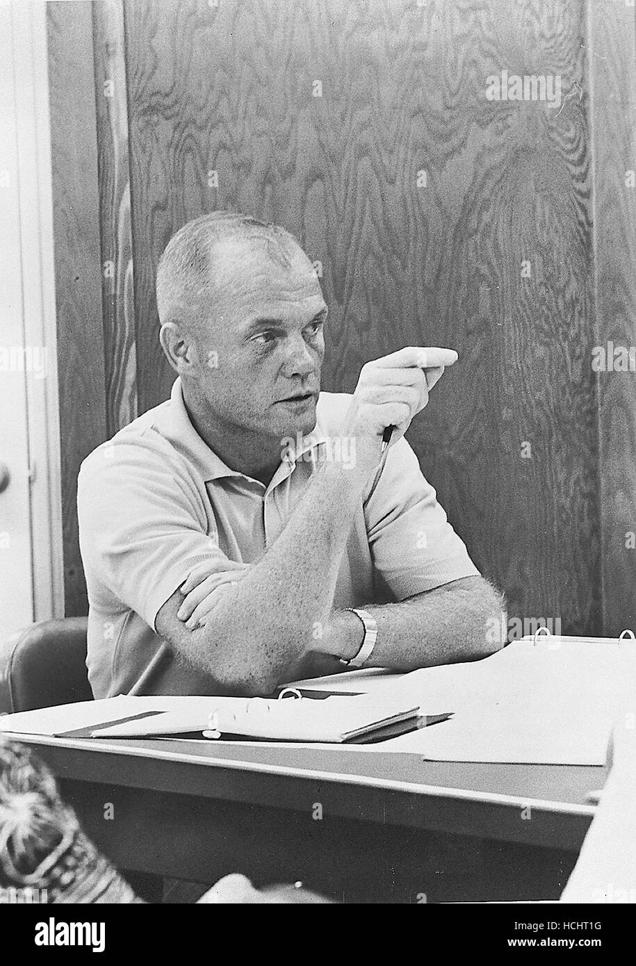 Astronaut John H. Glenn Jr., Pilot der Mission Mercury-Atlas 6 "Friendship 7" beteiligt sich an Raumschiff Systeme während der Pre-Flight-Aktivität in Cape Canaveral, Florida in 1961.Credit briefing: NASA mittels CNP - NO-Draht-SERVICE - Foto: Nasa/Consolidated News Fotos/NASA über CNP Stockfoto