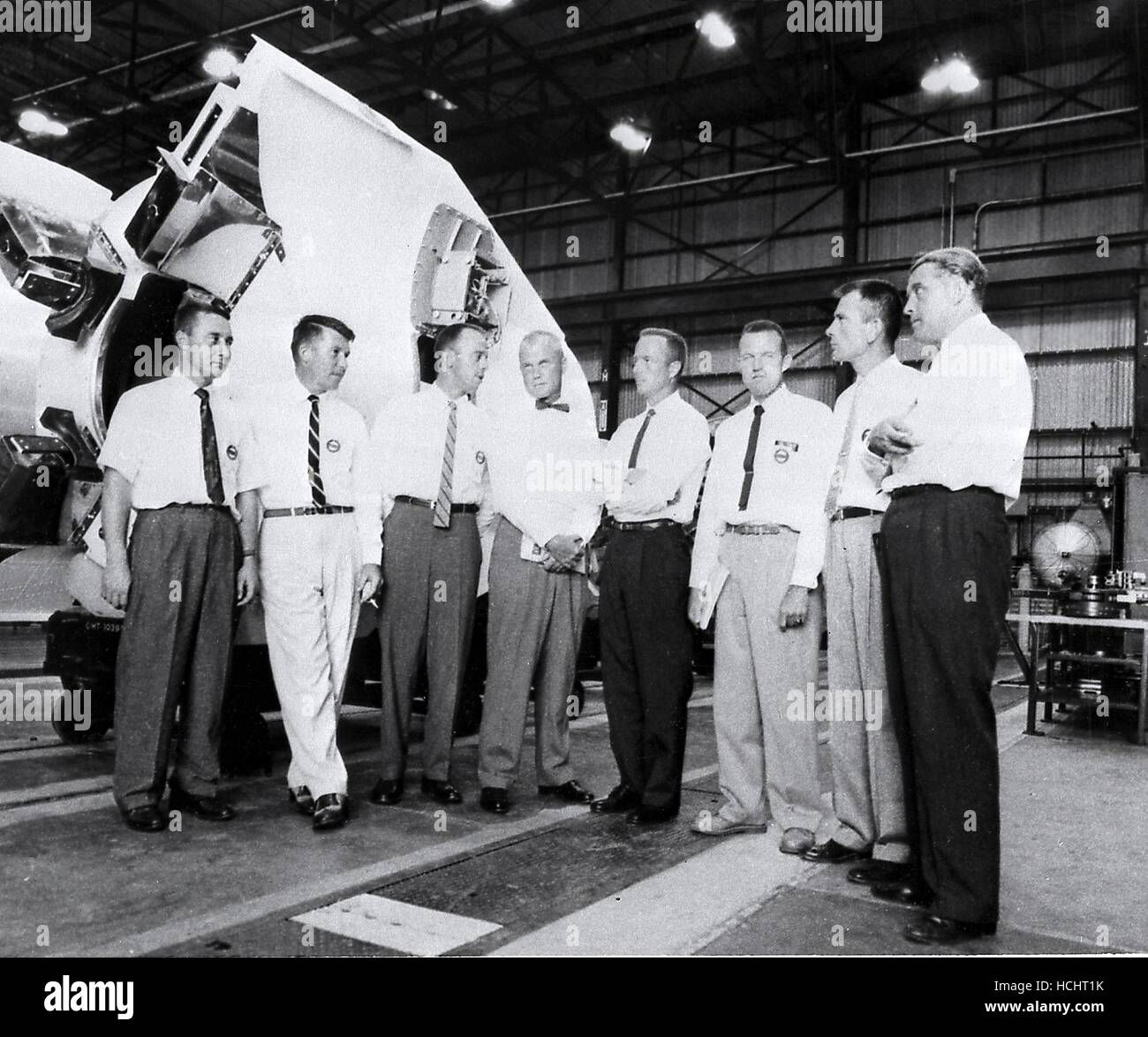 Dr. Wernher von Braun, Direktor der US-Army Ballistic Missile Agency (ABMA) Development Operations Division, zeigt die sieben ursprünglichen Mercury-Astronauten in ABMA Fabrication Laboratory briefing. (Links nach rechts) Guss Grissom, Walter Schirra, Alan Shepard, John Glenn, Scott Carpenter, Gordon Cooper, Donald Slayton und Dr. von Braun.Credit: NASA mittels CNP - NO-Draht-SERVICE - Foto: Nasa/Consolidated News Fotos/NASA über CNP Stockfoto