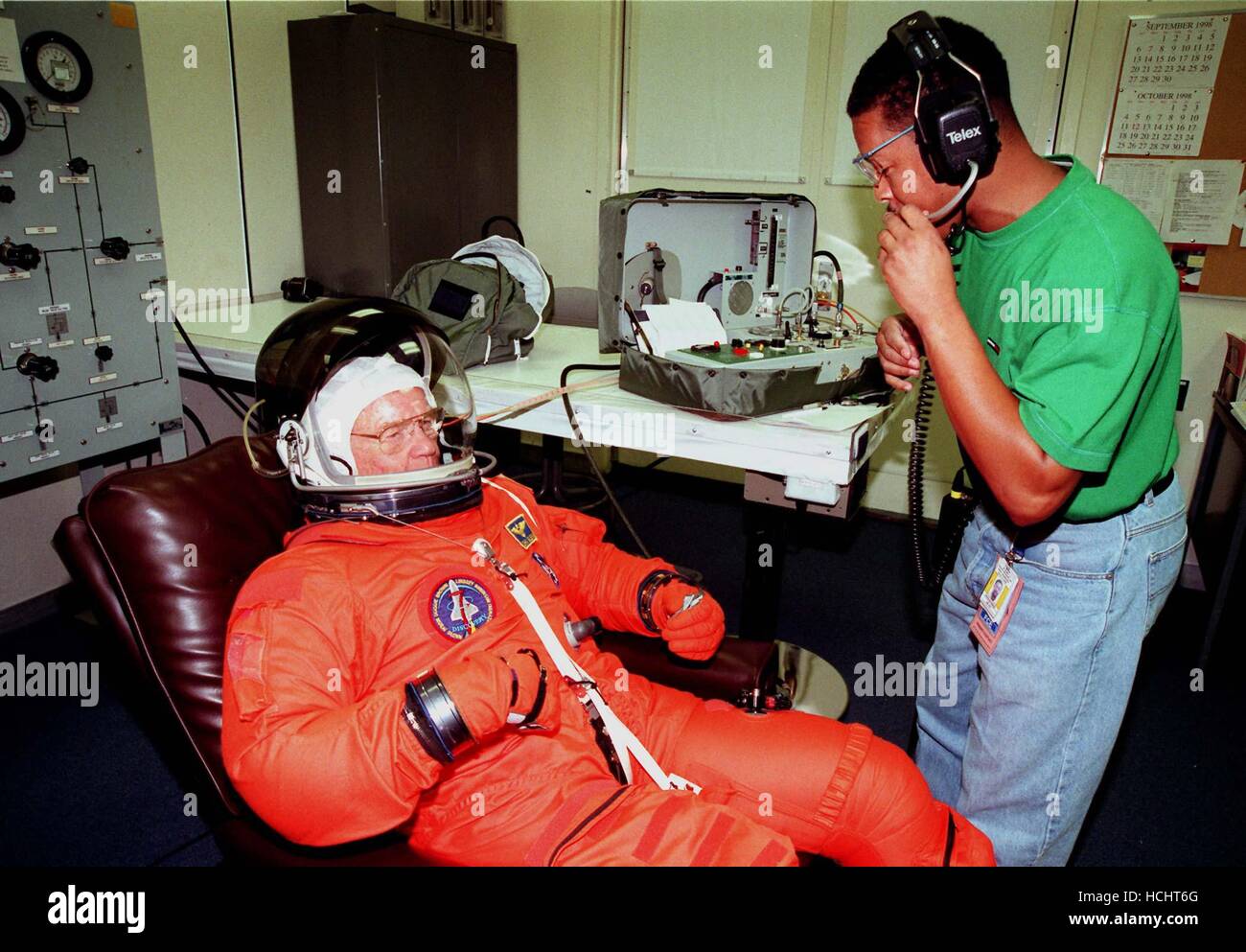 STS-95 Nutzlast-Spezialist John H. Glenn Jr., US-Senator aus Ohio und einer der ursprünglichen sieben Projekt Mercury Astronauten, passt sich mit Hilfe von George Brittingham, United Space Alliance in den Betrieb und die Kasse (O & C) Gebäude vor seiner Reise nach Startrampe 39-B am 9. Oktober 1998. Glenn und der Rest der Crew von STS-95 sind am KSC in Terminal Countdown Demonstration Test (TCDT) teilnehmen, die Einarbeitung Missionsarbeit, Fluchtwege Training und eine simulierte Hauptmaschine cutoff enthält. Im Anschluss an die TCDT wird die Crew nach Houston für endgültige fl zurückkehren Stockfoto