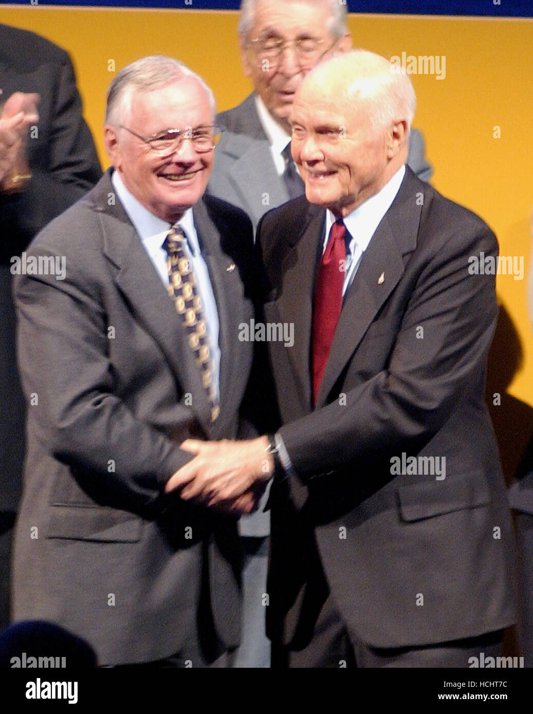 Raum-Pioniere Neil A. Armstrong und John H. Glenn teilen eine Umarmung, wenn sie während der Einweihung des National Air and Space Museum Steven F. Udvar-Hazy Center in Chantilly, Virginia am 11. Dezember 2003 eingeführt werden. Armstrong flog das Raketenflugzeug x-15, Befehlshaber für Gemini 8 und am 20. Juli 1969, als Kommandant der Apollo 11-Mission, ws war der erste Mensch auf dem Mond spazieren gehen. Glenn wurde der erste Amerikaner, der Erdumlaufbahn auf 20. Februar 1962. Anschließend diente er als Senator der Vereinigten Staaten aus Ohio und war Missionsspezialist für das Space Shuttle STS-95 missi Stockfoto