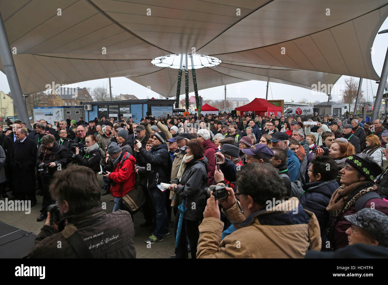 Zahlreiche Gäste zeigen sich für die Eröffnung des Hauptbahnhofs von Lutherstadt Wittenberg, Deutschland, 9. Dezember 2016. Die zweite "Green Station" Deutschlands wurde am selben Tag eröffnet. Das Dach des Gebäudes klimaneutral ist begrünt, um Regen Wasser zu sparen. Darüber hinaus dienen energiesparende LED-Lampen, Energie aus Solarzellen und geothermische Energie. Stadt, Land und Deutsche Bahn investiert rund 5 Millionen Euro in den neuen Bahnhof. Mehrere hunderttausend Besucher werden im kommenden Jahr für die feste und Ausstellungen auf das Reformationsjubiläum erwartet. Foto: Jan Woitas/Dpa-Z Stockfoto