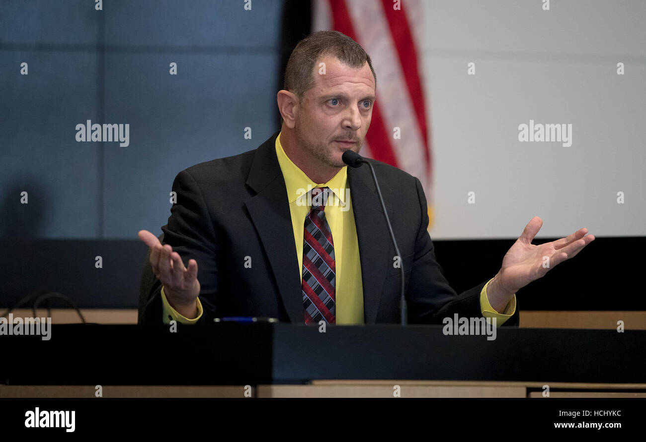 West Palm Beach, Florida, USA. 9. Dezember 2016. Ehemalige Boynton Beach Police Department Sgt. Frank Ranzie bezeugt in Dalia Dippolito Mord-for-Hire Wiederaufnahmeverfahren an der Palm Beach county Courthouse in West Palm Beach, Florida am 9. Dezember 2016. (Allen Eyestone/The Palm Beach Post) © Allen Eyestone Pool/der Palm Beach Post/ZUMA Draht/Alamy Live-Nachrichten Stockfoto