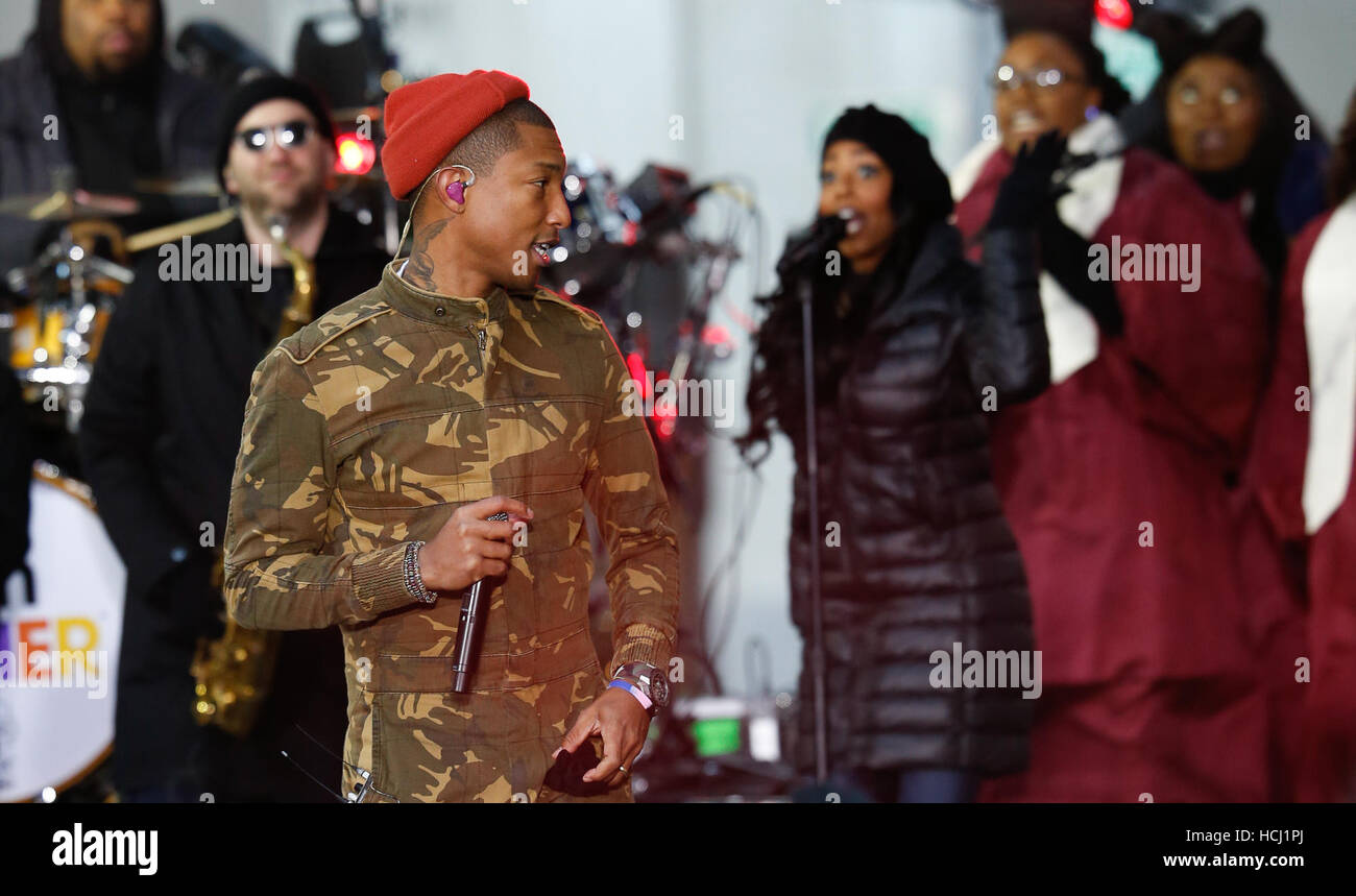 New York, USA. 9. Dezember 2016. Pharrell Williams führt Tracks aus dem Soundtrack von "Versteckten Zahlen", live auf der Today Show. © Foto Zugang/Alamy Live-Nachrichten Stockfoto