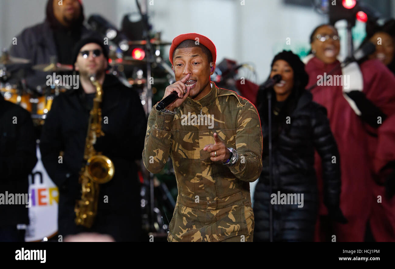 New York, USA. 9. Dezember 2016. Pharrell Williams führt Tracks aus dem Soundtrack von "Versteckten Zahlen", live auf der Today Show. © Foto Zugang/Alamy Live-Nachrichten Stockfoto