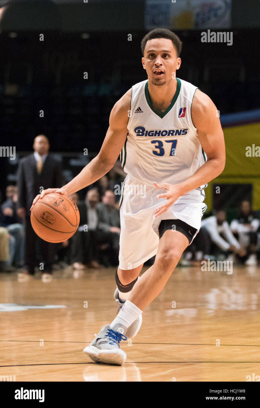 Reno, Nevada, USA. 9. Dezember 2016. Reno Bighorn Guard REGGIE HEARN (37) Laufwerke während der NBA D-League Basketball-Spiel zwischen den Reno Dickhornschafe und Iowa Energy im Reno Events Center in Reno, Nevada. © Jeff Mulvihill Jr/ZUMA Draht/Alamy Live-Nachrichten Stockfoto