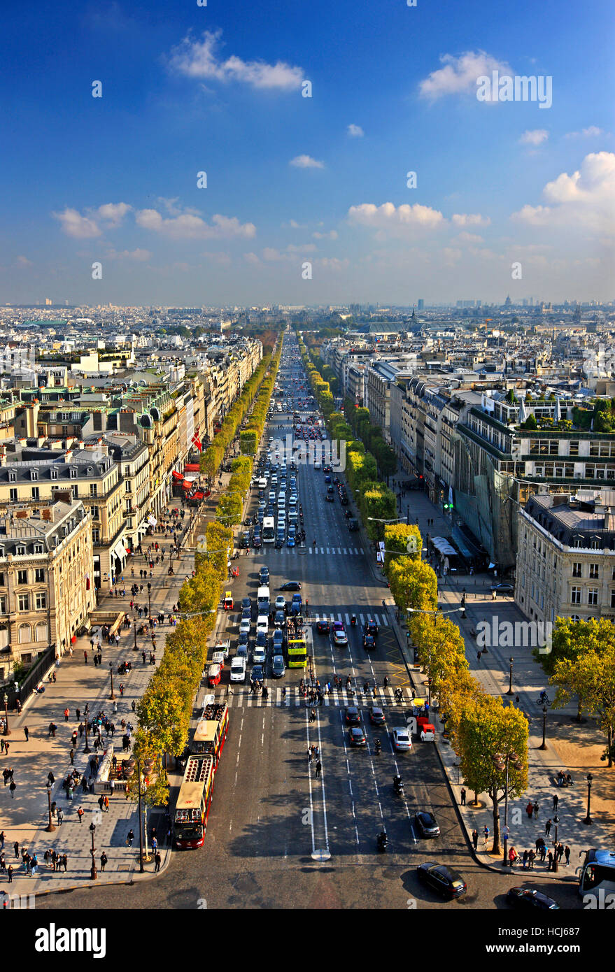 Die Champs-Élysées vom Arc de Triomphe (Triumphbogen), Paris, Frankreich gesehen. Stockfoto