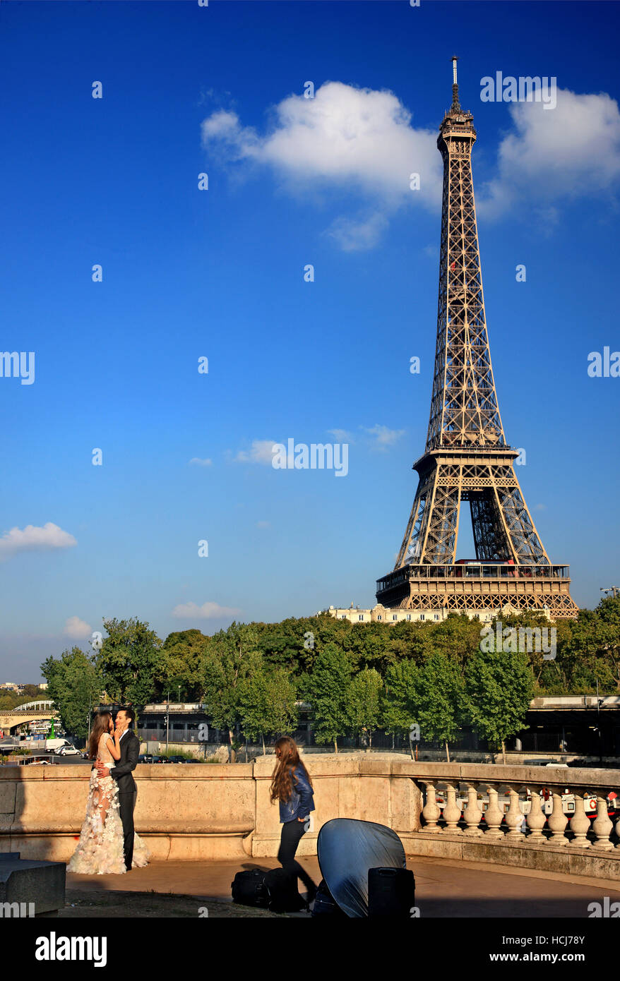 Hochzeitsfotografie auf Bir-Hakeim-Brücke mit Eiffelturm im Hintergrund. Stockfoto