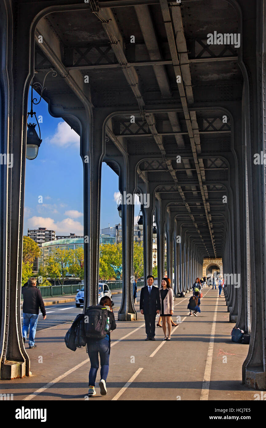 Touristen posieren an der Bir-Hakeim-Brücke, Paris, Frankreich. Stockfoto