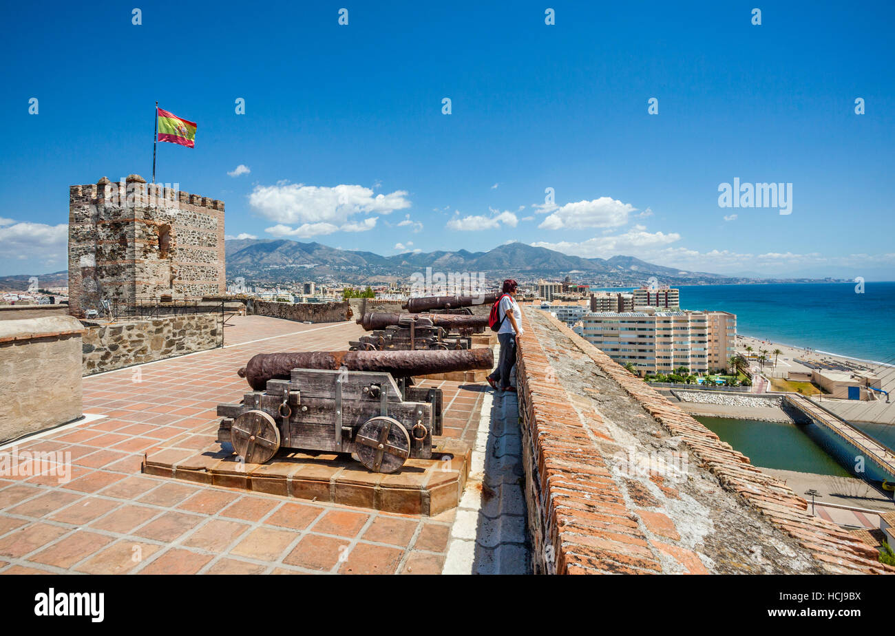 Spanien, Andalusien, Provinz Malaga, Costa Del Sol, Fuengirola, alte Kanonen auf den Zinnen der Burg Sohail Stockfoto