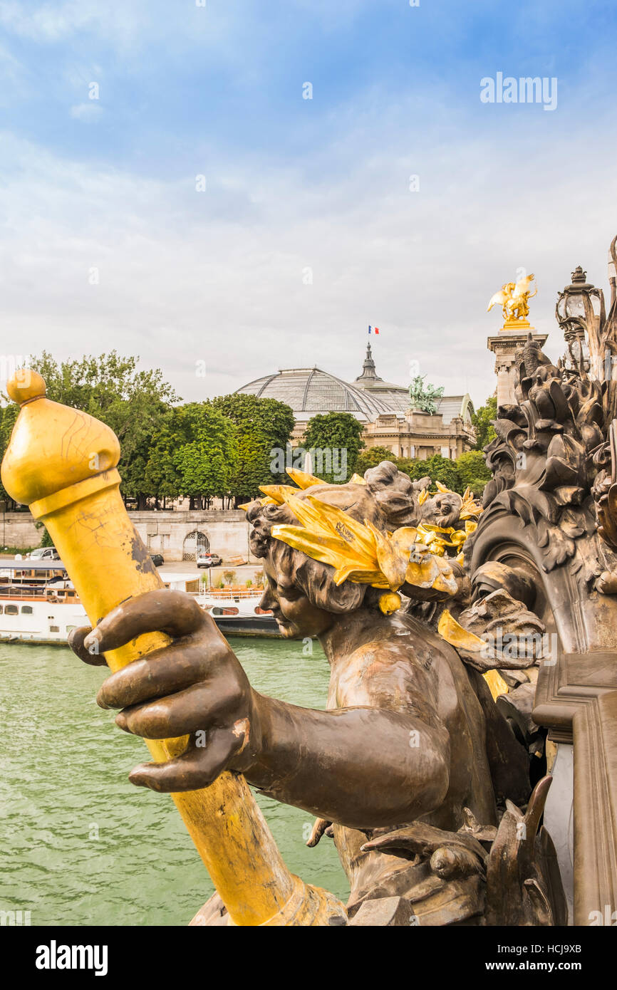 Pont Alexandre III, grand Palais Museum mit französischen Nationalflagge an der Spitze im Hintergrund Stockfoto