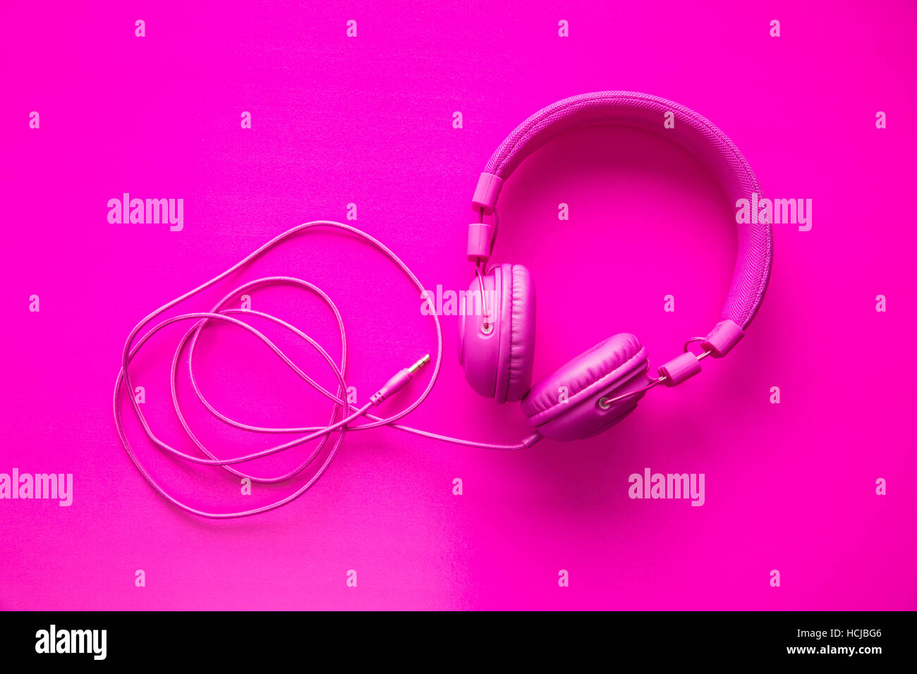 Rosa Hipster Kopfhörer auf rosa Hintergrund. Ansicht von oben. Stockfoto