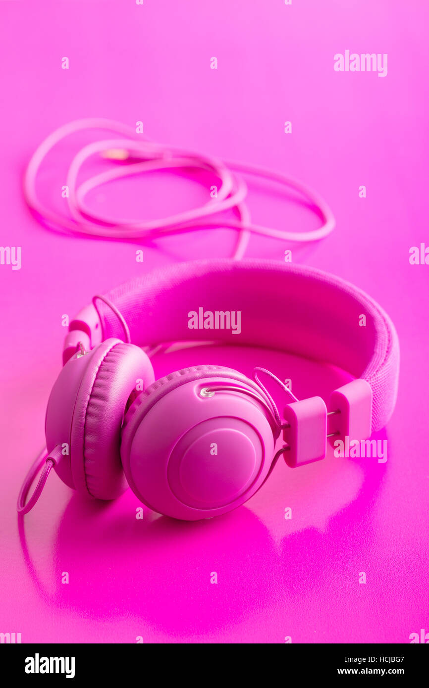 Rosa Hipster Kopfhörer auf rosa Hintergrund. Stockfoto