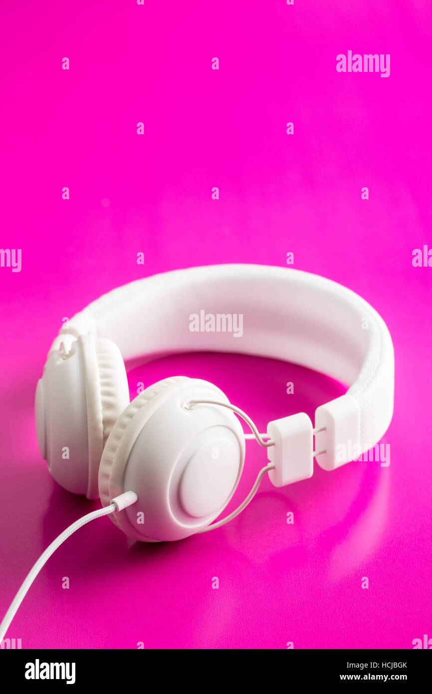 Weiße Hipster Kopfhörer auf rosa Hintergrund. Stockfoto