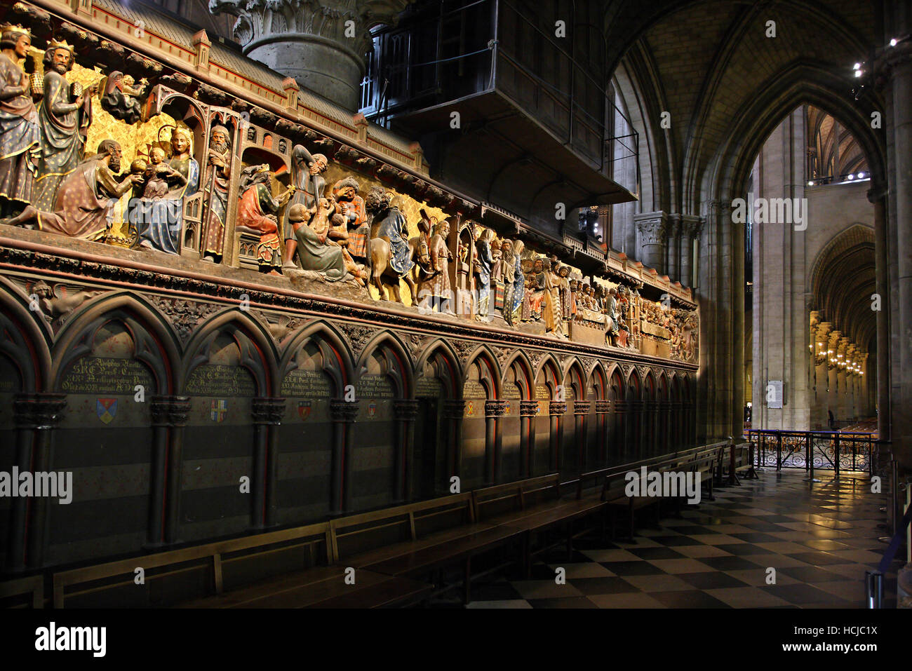 Holzplatten für das 14. Jahrhundert mit Szenen aus dem Leben des Jesus Christus im Inneren der Kathedrale Notre Dame, Paris, Frankreich. Stockfoto
