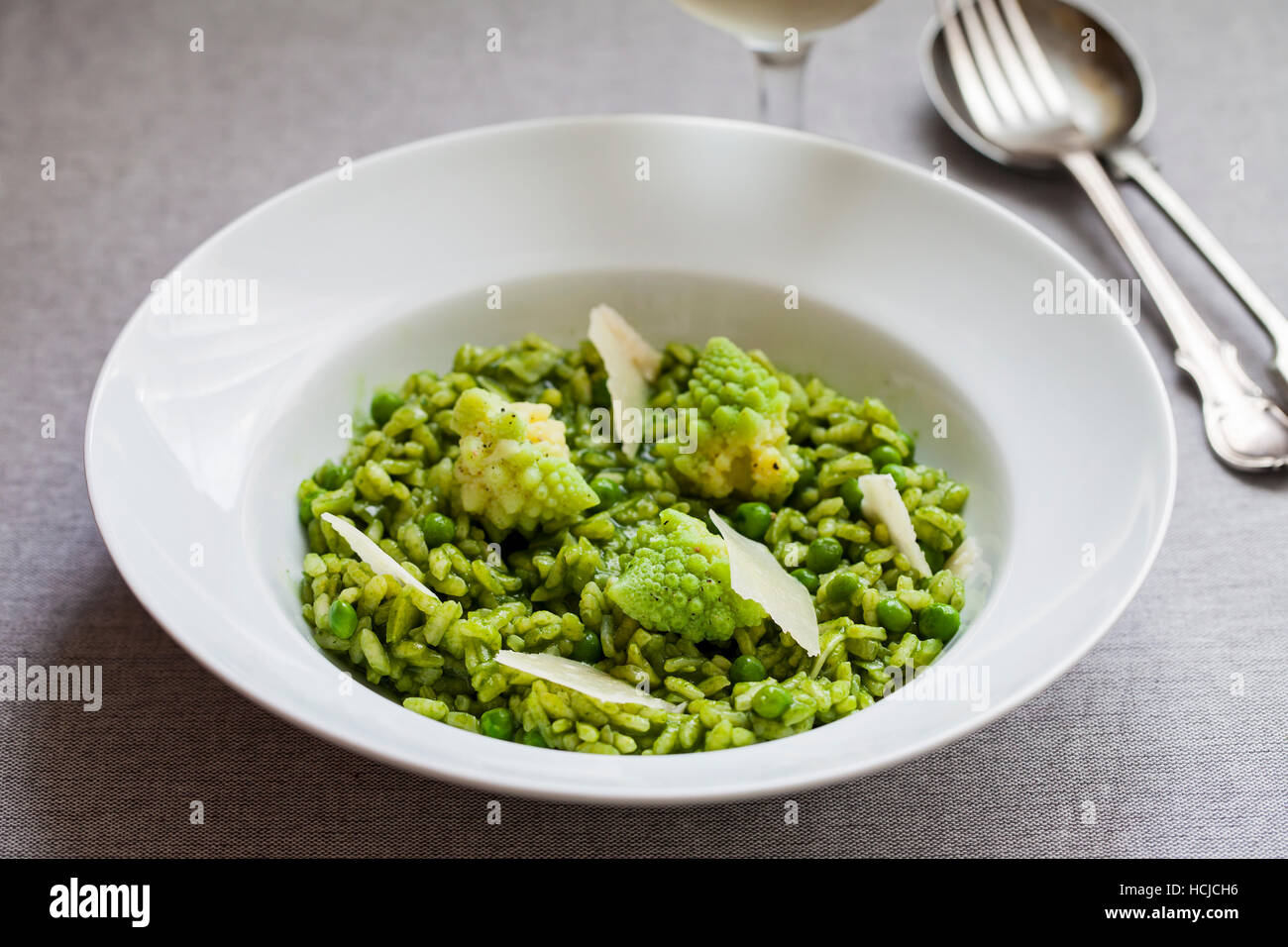 Grüner Risotto mit Romanesco Blumenkohl und parmesan Stockfoto