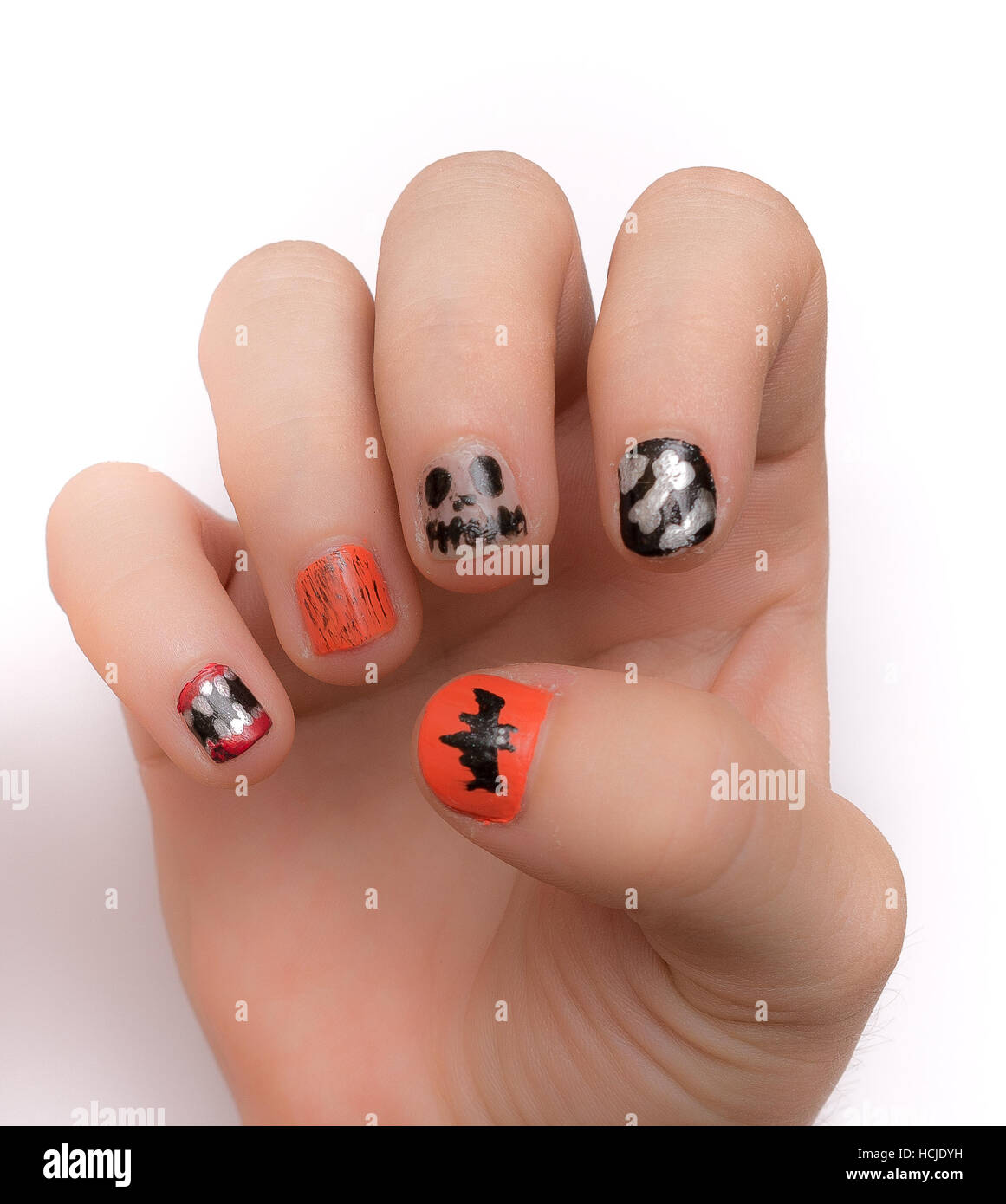 Junge Dame Fingernägel künstlerisch mit Halloween Icons und Symbole, isoliert auf weiss lackiert Stockfoto