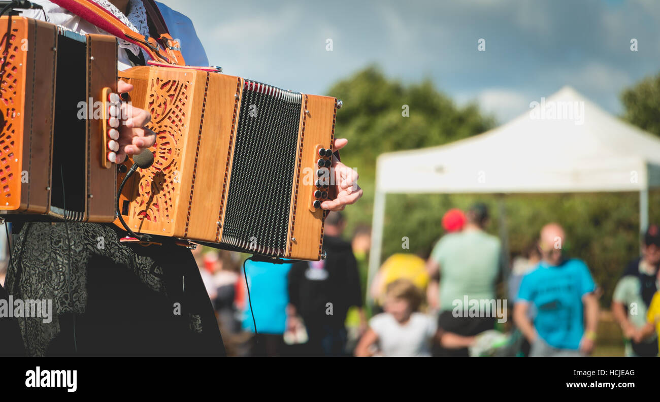 Akkordeon-Spieler auf der Bühne in einem beliebten Tanz Stockfoto