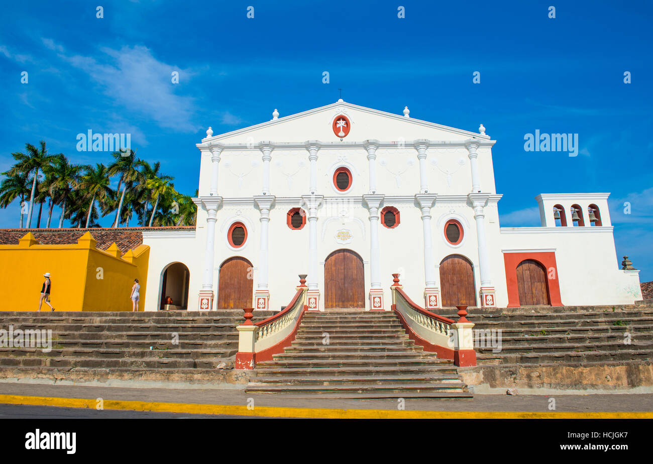 GRANADA, NICARAGUA - März 20: Die San Francisco Kirche in Granada Nicaragua am 20. März 2016. Die Fassade des Gebäudes ist neoklassischen und das i Stockfoto
