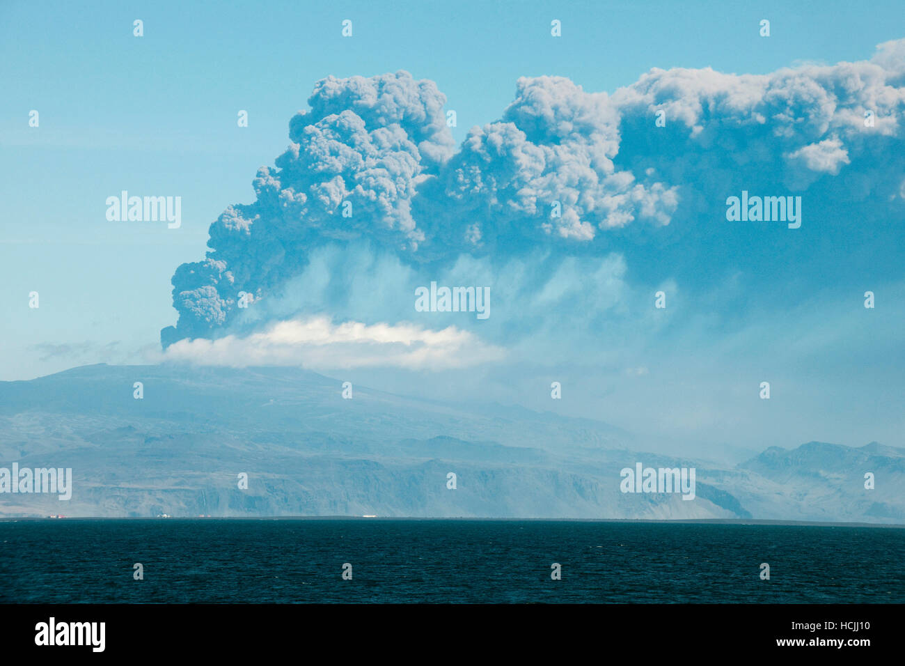 Eine riesige Wolke aus feinen graue Asche steigt von Eyjafjallajokull Vulkan in der Nähe von Skogar auf der südlichen Küste von Island.  Starke Westwinde weiterhin die Asche nach Westeuropa zu sprengen. Stockfoto