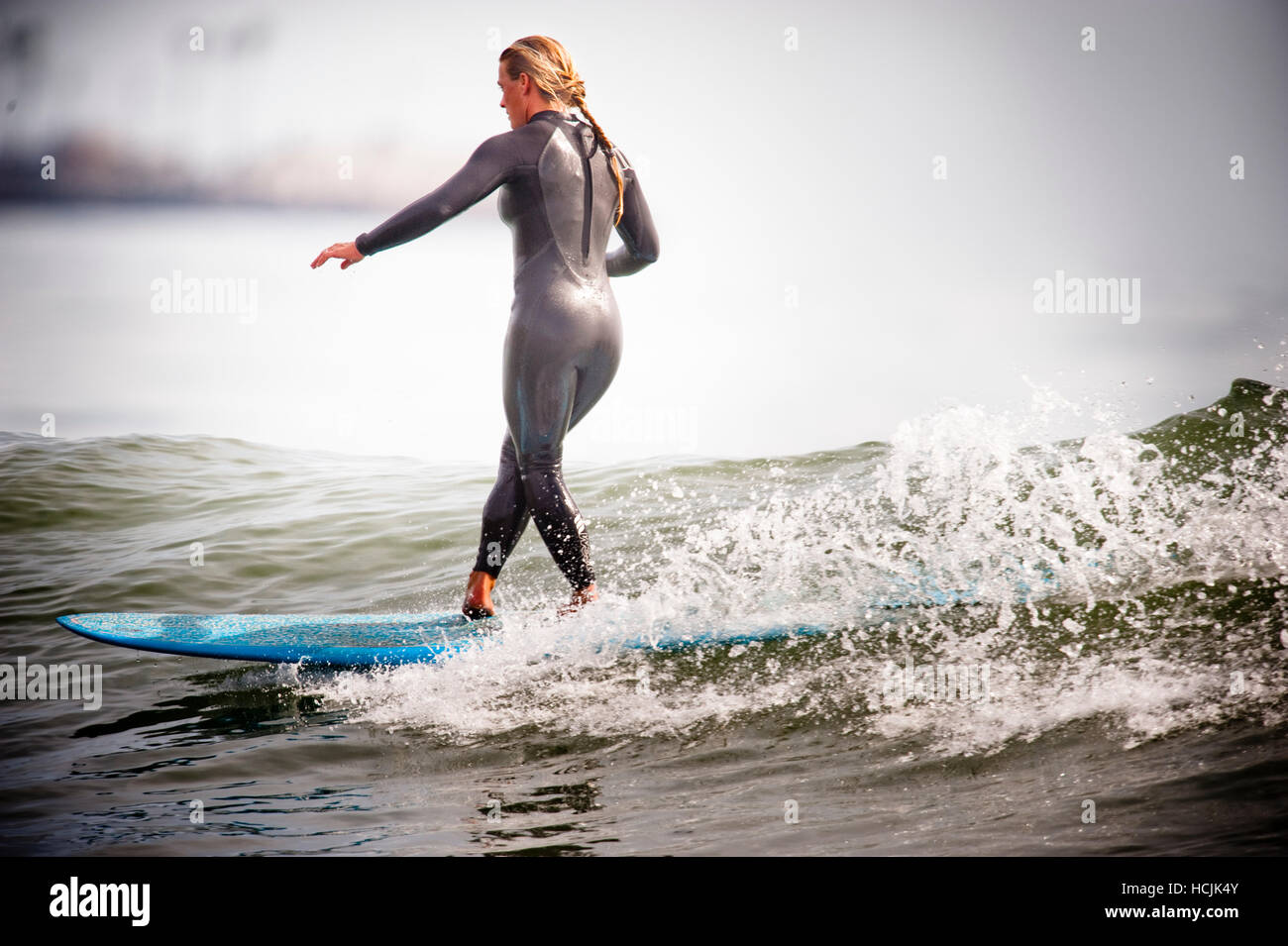 Lokalen Surfer Rochelle King geht auf die Nase auf ihrem Longboard in Rincon Point. Rincon überspannt die Ventura/Santa Barbara County Line und ist bekannt als einer der weltweit besten Surf-Spots. Stockfoto