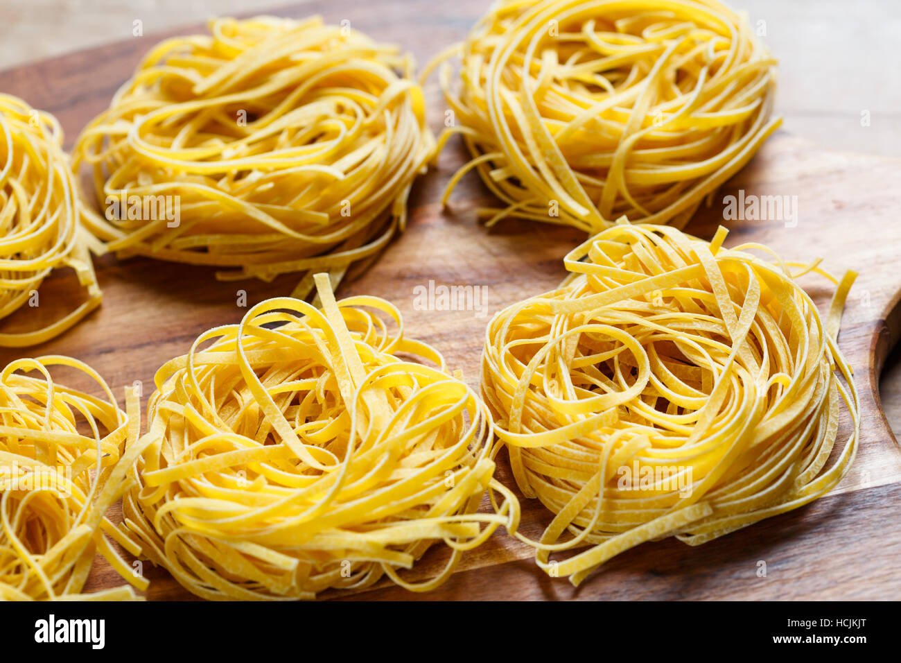 Bandnudeln auf Holztisch Stockfoto