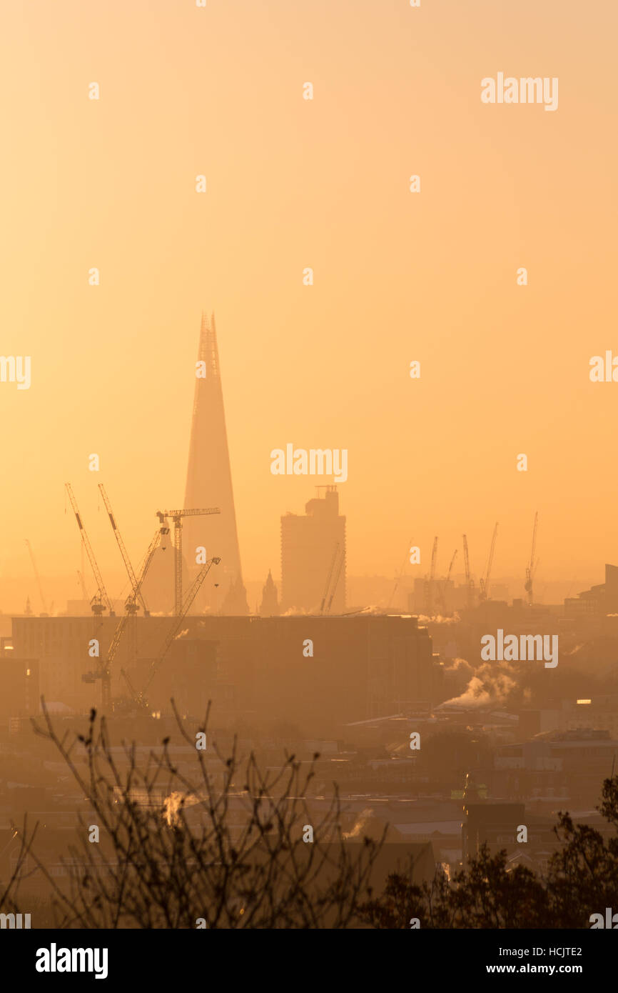 Sonnenaufgang über London von Parliament Hill, Hampstead Heath gesehen Stockfoto