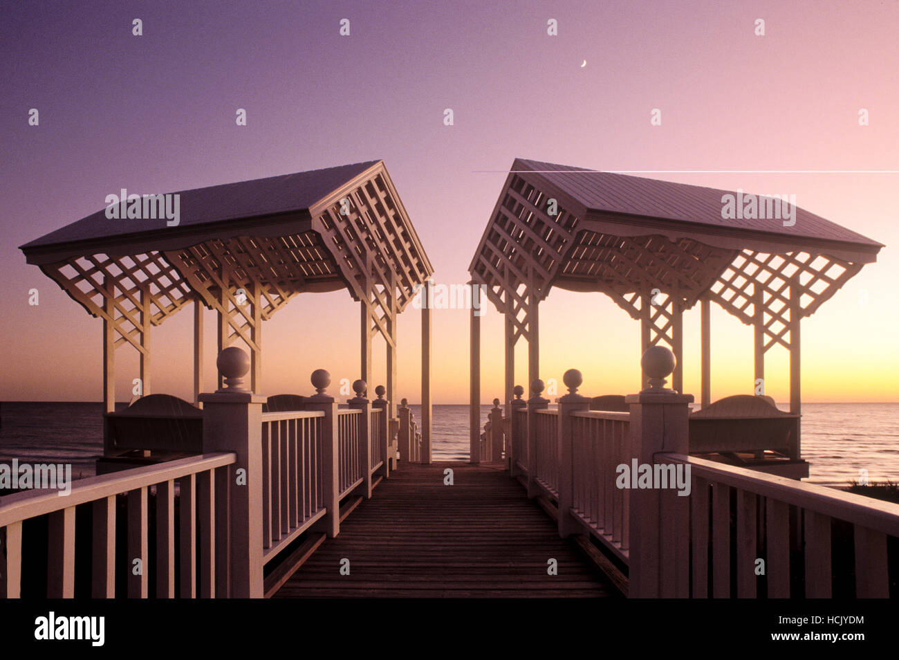 Eine klassische Holzrahmen Strandpavillon über sieht im Golf von Mexiko in der Dämmerung. Stockfoto