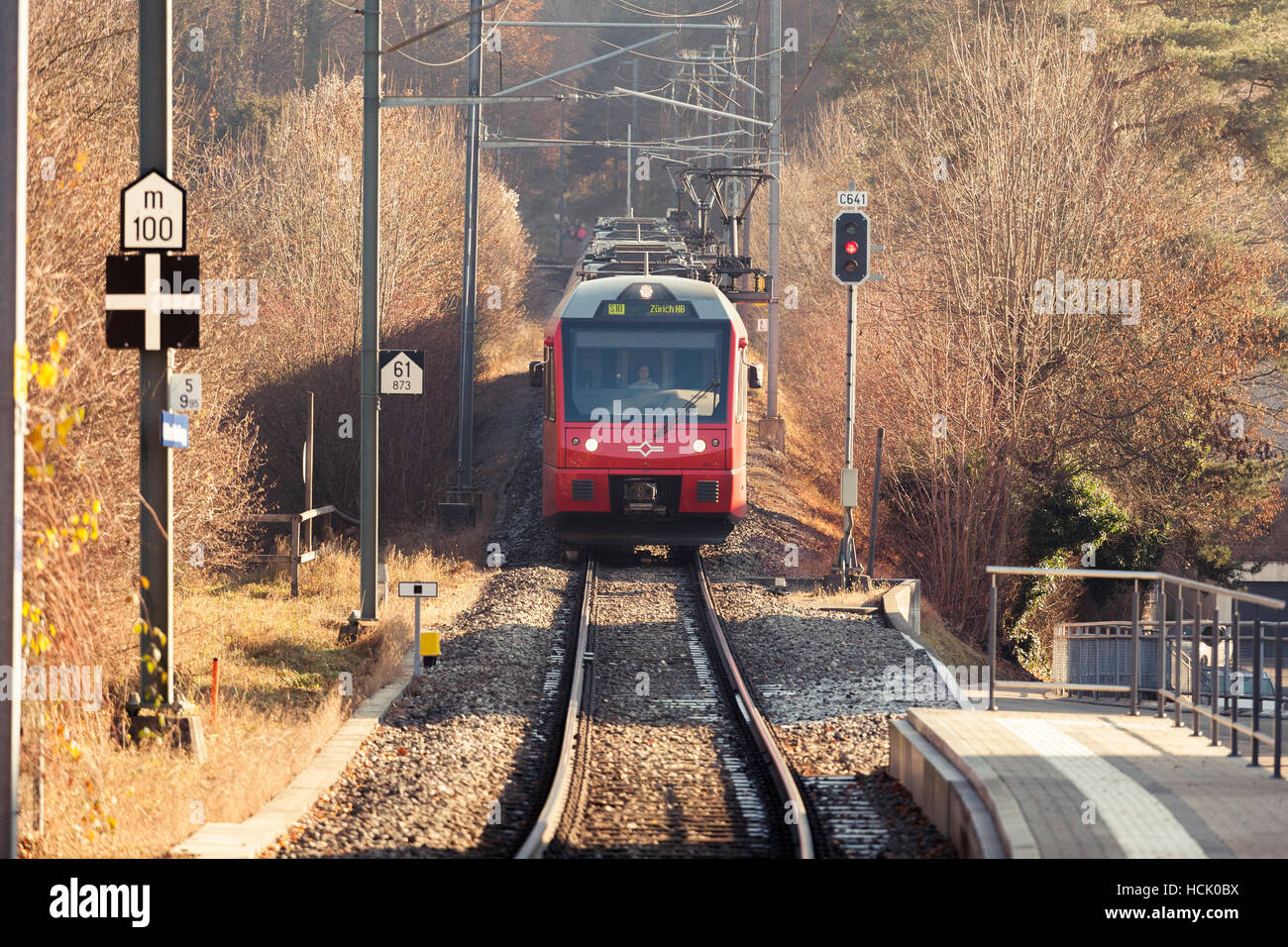 Roter Zug fährt in Richtung des Betrachters Stockfoto