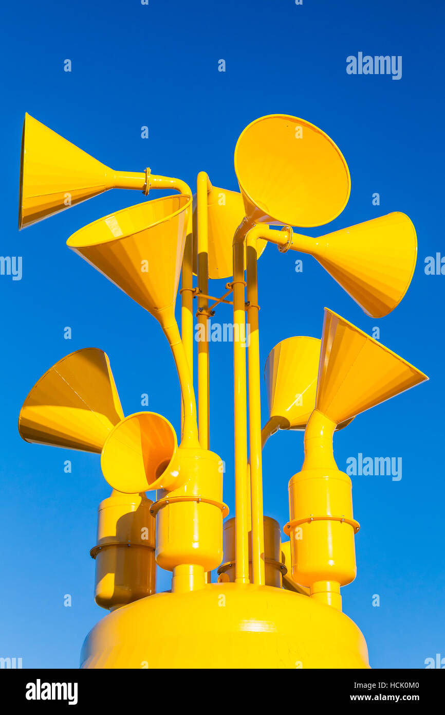 Gruppe von hellen gelben Lautsprecher über blauen Himmelshintergrund, vertikale Foto Stockfoto