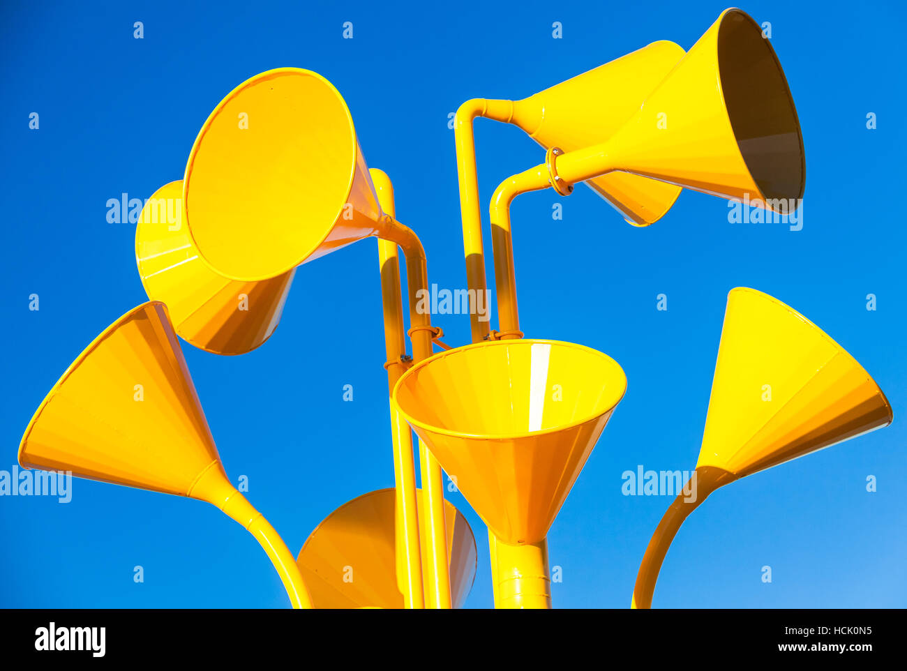 Gruppe von hellen gelben Lautsprecher über blauen Himmelshintergrund Stockfoto