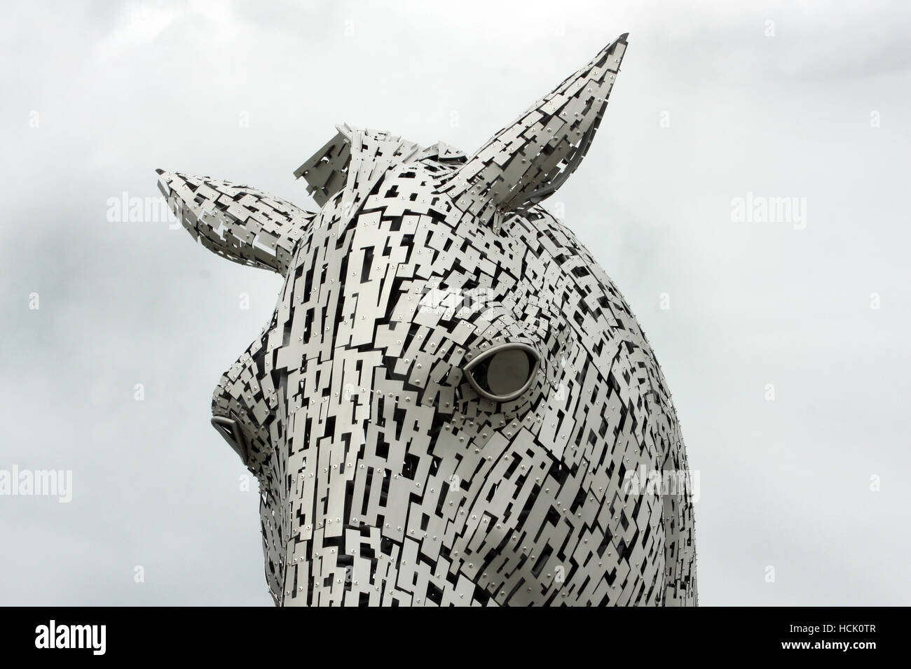 Detail eines der riesigen Kelpie Pferd Skulpturen, die im Helix Park, Falkirk, Schottland zu sitzen. Sie sind das Werk von Andy Scott. Stockfoto