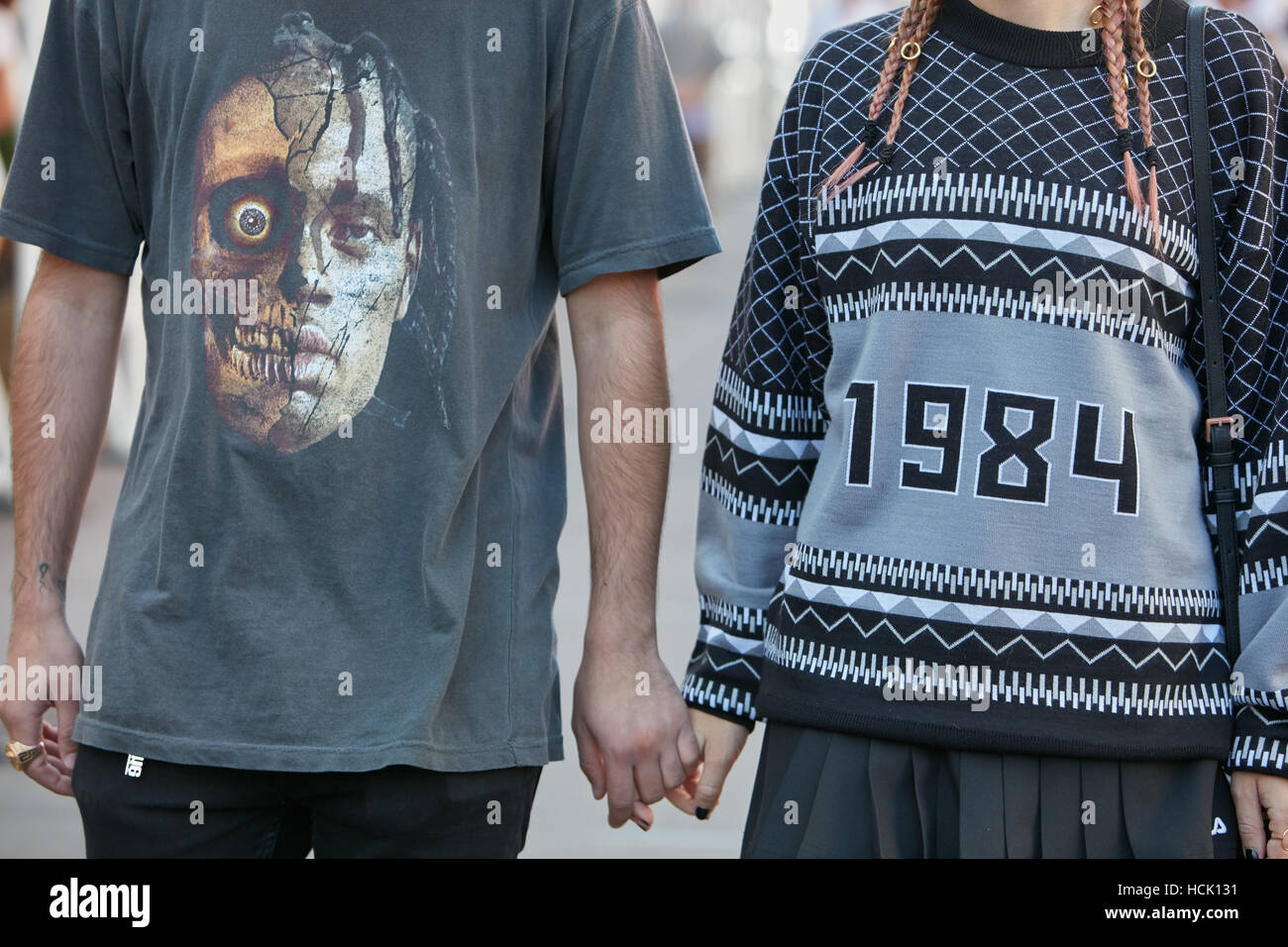 Frau mit 1984 Pullover mit geometrischen Design und Mann mit bevor Jil Sander Modenschau, Mailand Fashion Week, 2016-t-Shirt. Stockfoto