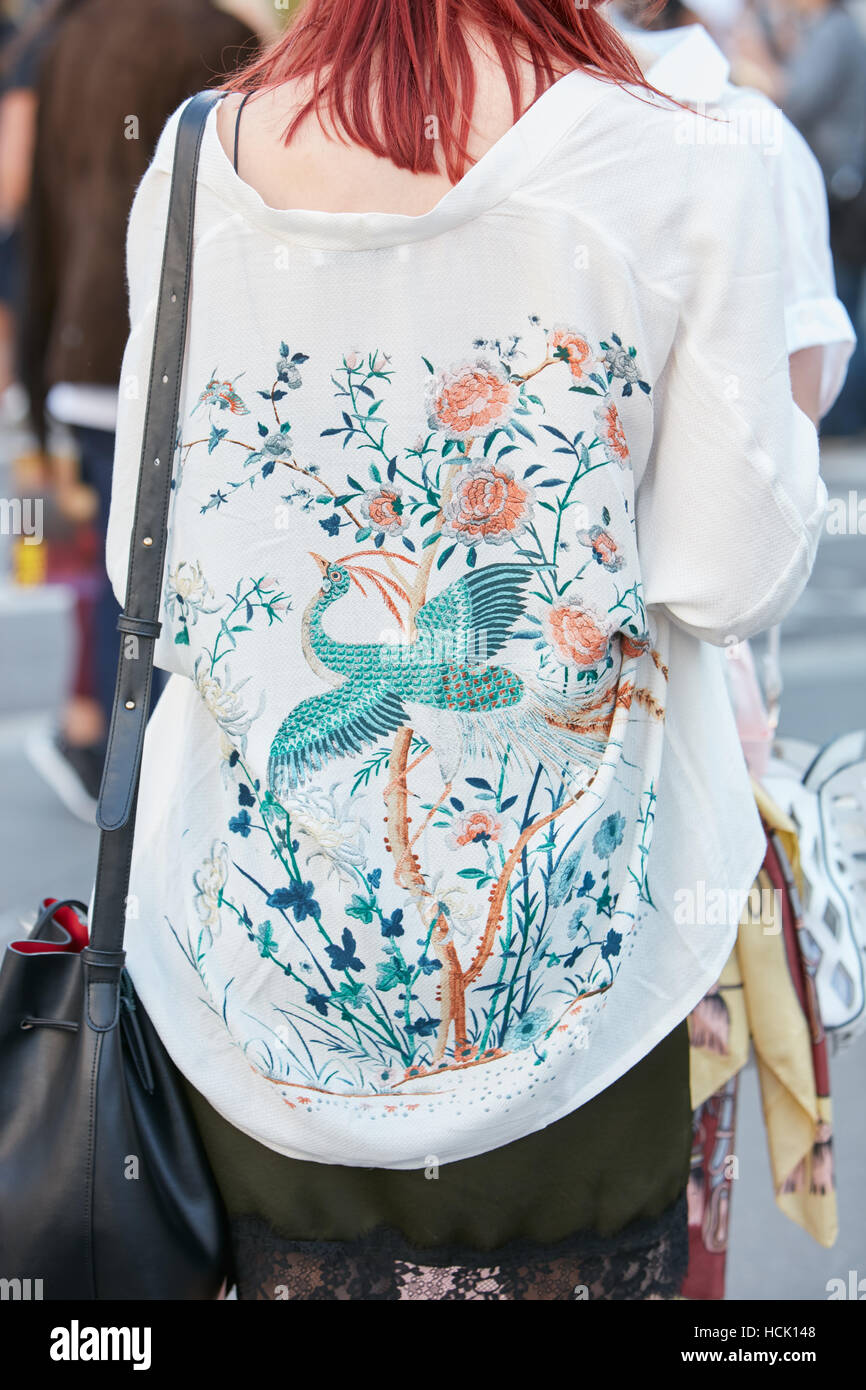 Frau mit weißem Hemd mit floralen Design und Kran Vogel bevor Jil Sander Modenschau, Milan Fashion Week Streetstyle, 2016. Stockfoto