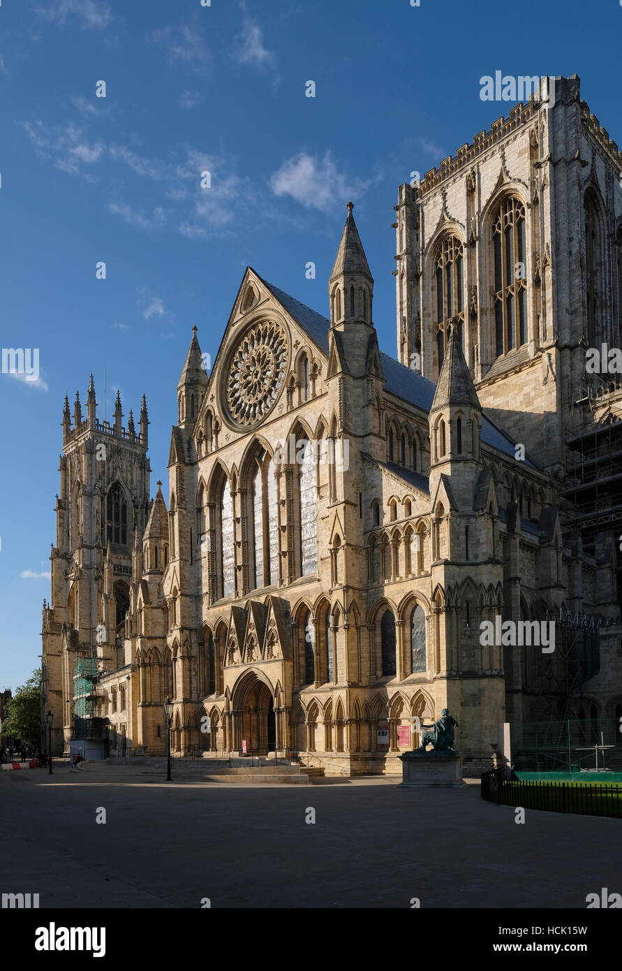 York Minster das äußere des südlichen Querschiffs, c. 1240, zeigt aufwändige Anordnung der Fenster und arcading. Stockfoto