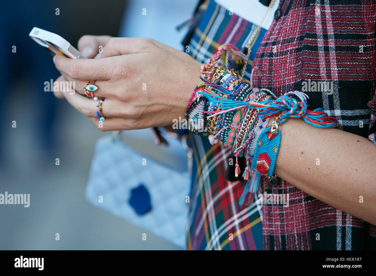 Frau mit vielen bunten Stoff Armbänder vor Jil Sander Fashion Show, Milan Fashion Week Streetstyle am 24. September 2016. Stockfoto