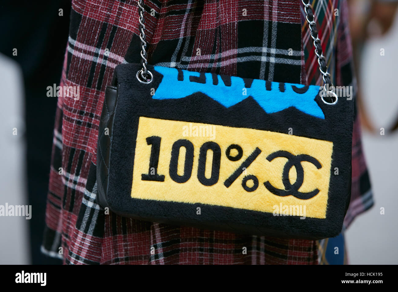 Frau mit gelb, schwarz und blau Chanel-Tasche vor Jil Sander Fashion Show, Milan Fashion Week Streetstyle am 24. September. Stockfoto