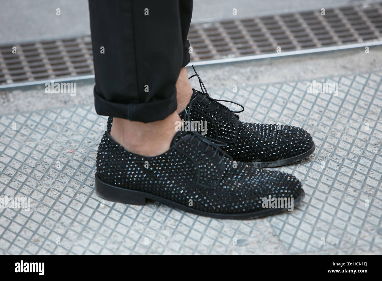 Mann mit schwarzen Schuhen und glänzenden Nieten vor Jil Sander Fashion Show in Mailand Fashion Week Streetstyle am 24. September 2016. Stockfoto