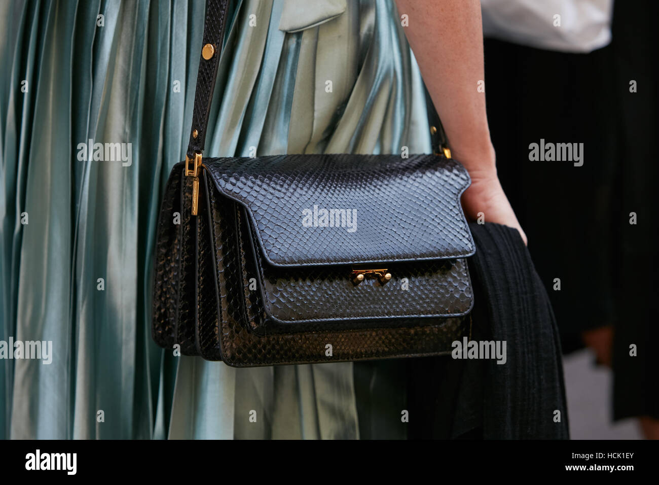 Frau mit schwarzem Leder Marni Tasche vor Marni Modenschau, Milan Fashion Week Streetstyle am 25. September 2016 in Mailand. Stockfoto