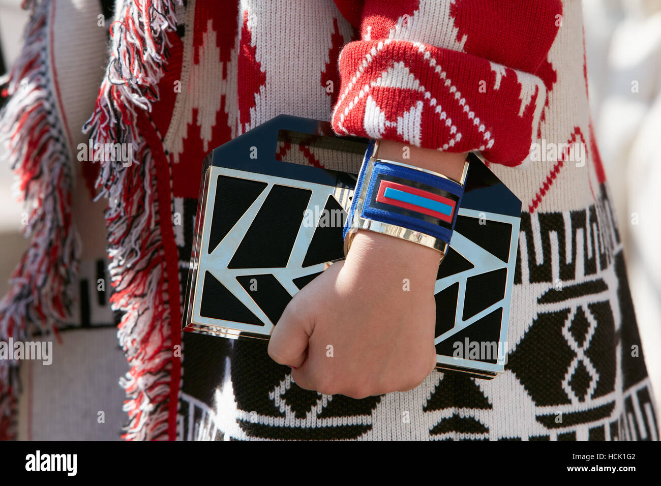 Frau mit geometrischen Design Tasche und Mantel bevor Stella Jean Modenschau, Milan Fashion Week Streetstyle am 25. September 2016. Stockfoto