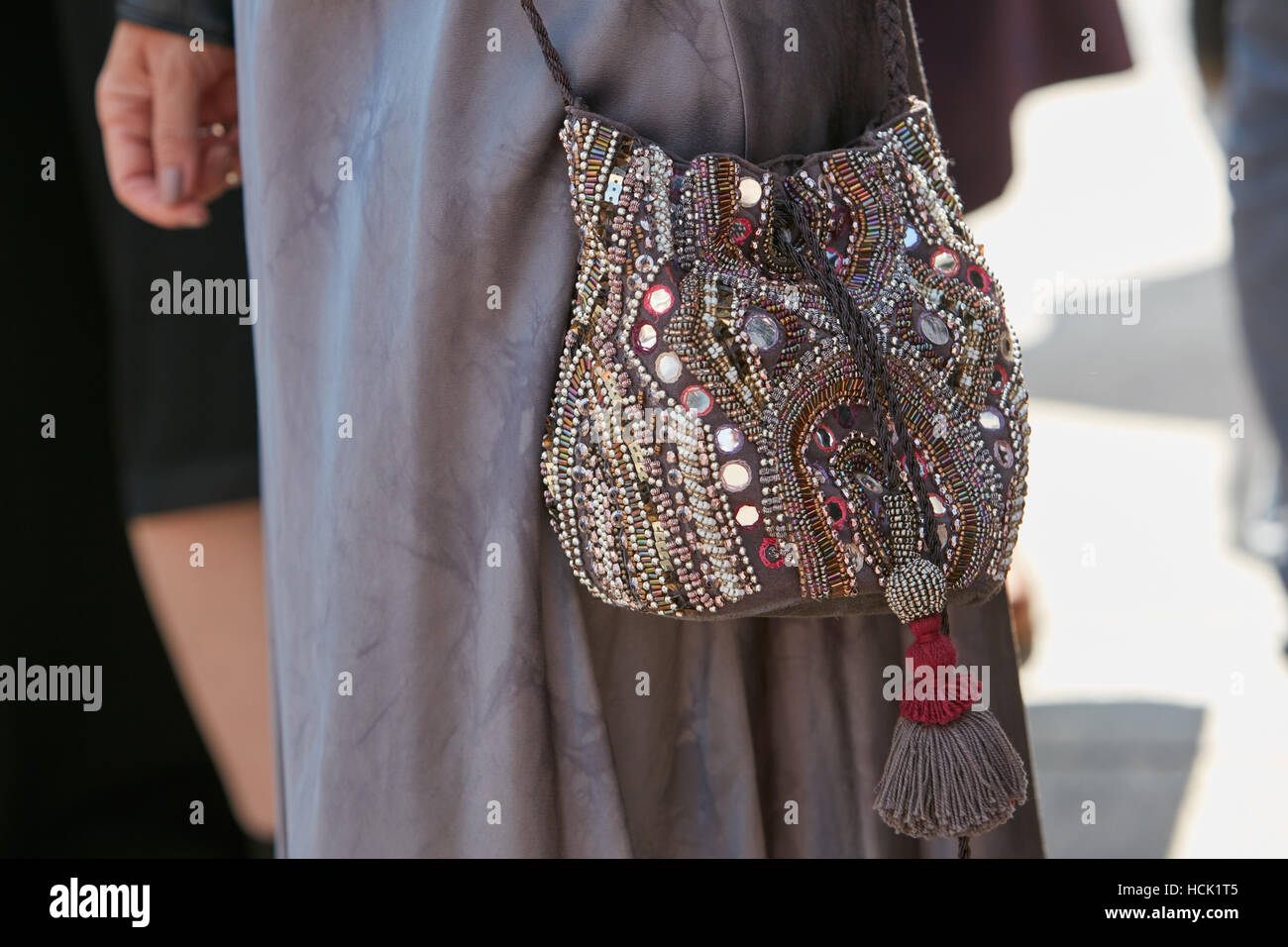 Frau mit ethnischen Tasche mit Perlen vor Stella Jean Modenschau, Milan Fashion Week Streetstyle am 25. September 2016 in Mailand Stockfoto