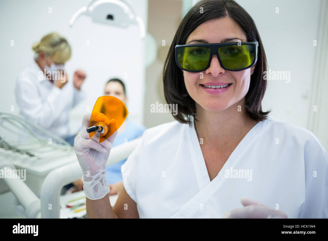 Zahnarzt hält ein zahnärztliche Härtung UV-Licht Stockfoto