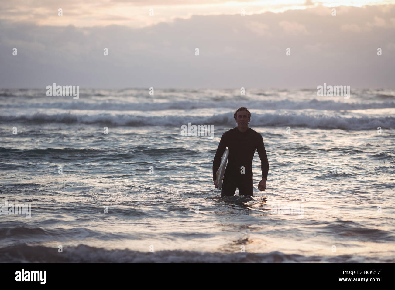 Mann mit Surfbrett aus Meer Stockfoto