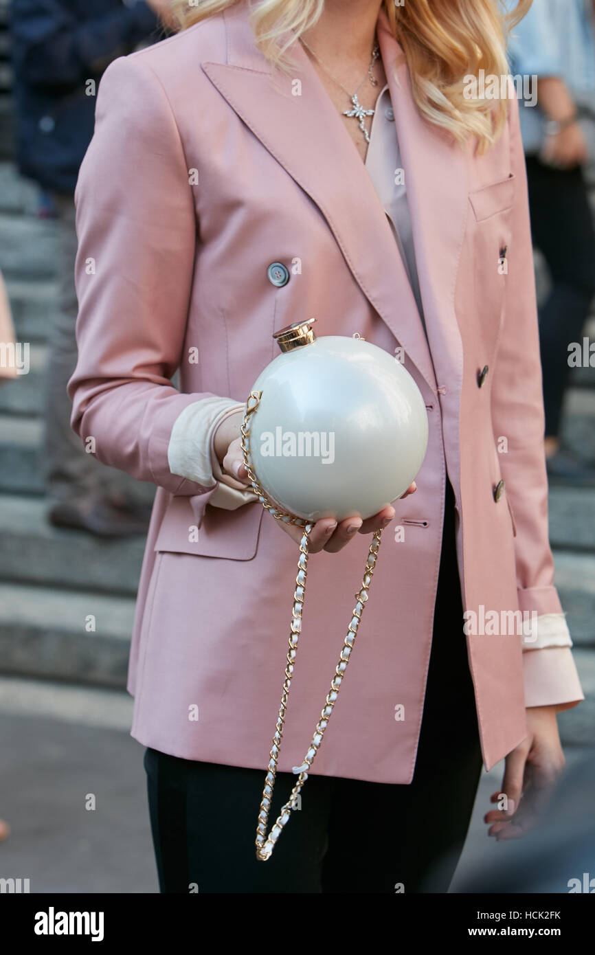Frau mit der weißen Kugel Tasche und rosa Jacke bevor Salvatore Ferragamo Modenschau, Milan Fashion Week Streetstyle, 2016. Stockfoto
