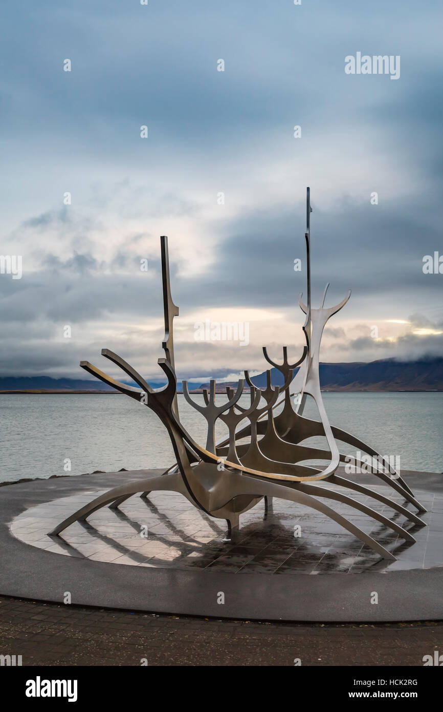 Die Sun Voyager-Skulptur von Jón Gunnar Árnason an der Uferpromenade in Reykjavik, Island. Stockfoto